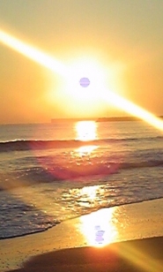 元旦の朝日の写真です！皆様にもパワーが届きますように！この波打ち際も好きです！