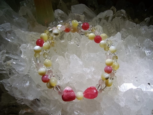 インカローズとマザーオブパールを中心に、ローズクォーツ、ルチルクォーツ、ヒマラヤクリスタルで制作した二連ブレスレット